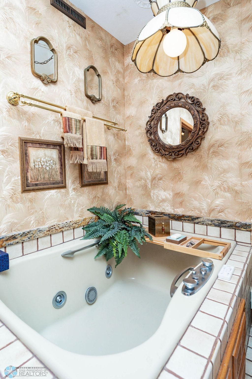 Primary/Hollywood bath