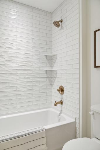Upper Level Secondary Bathroom Tub/Shower