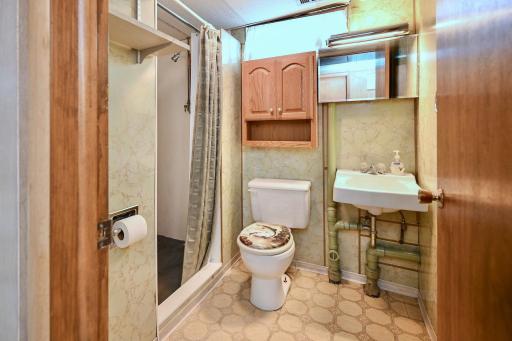20 LL Bathroom.jpg