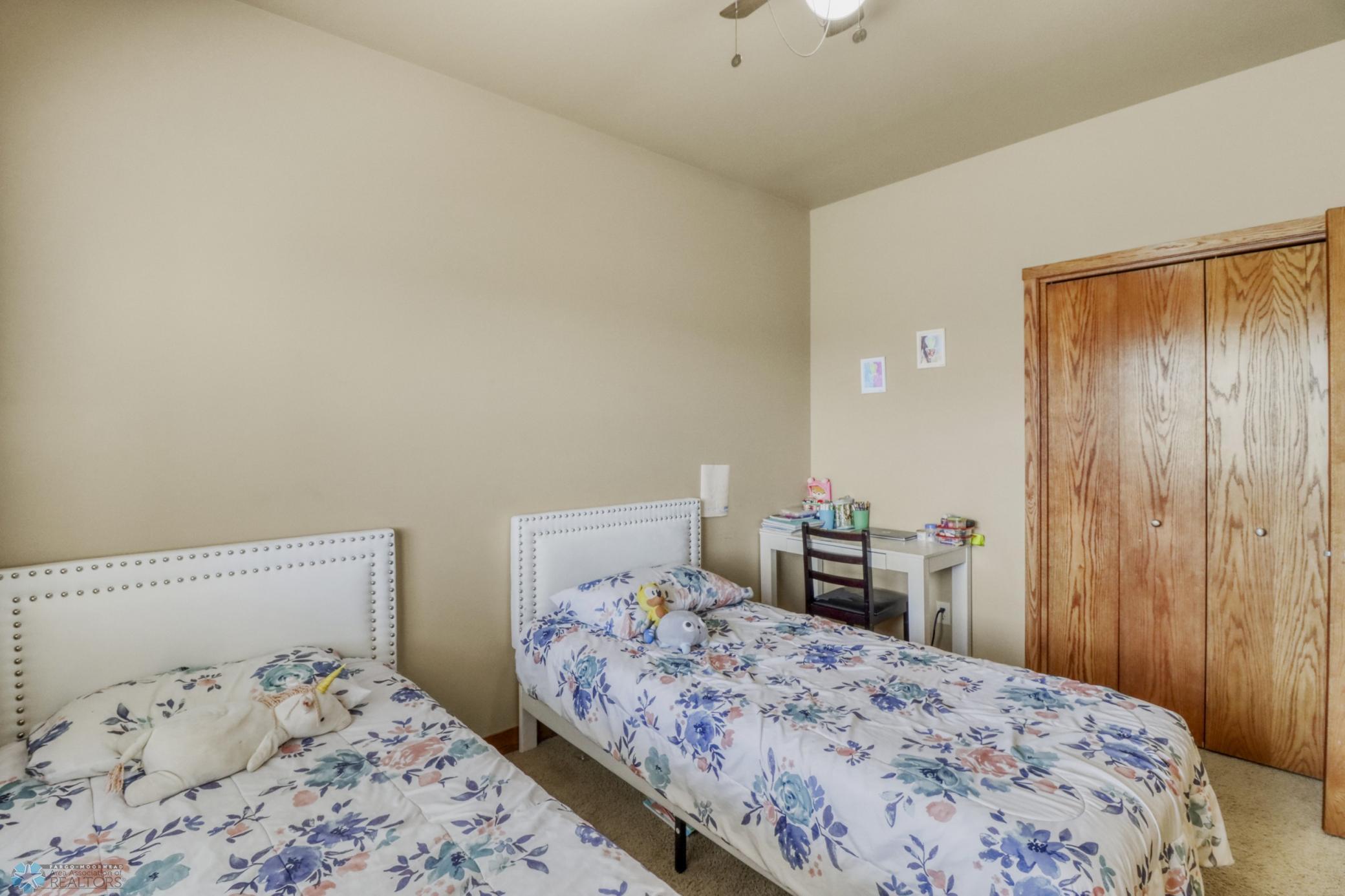 Bedroom1_2.JPG