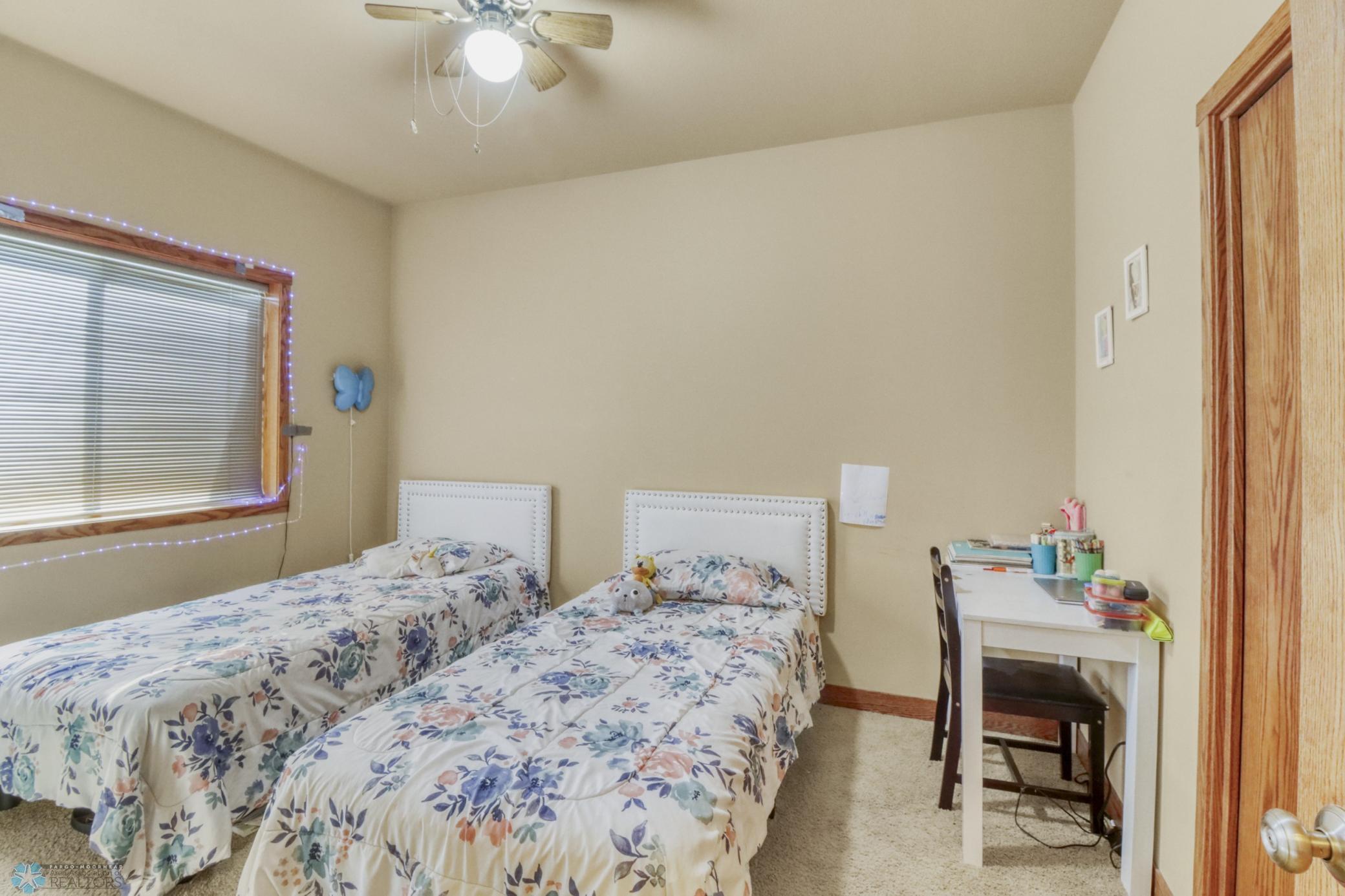 Bedroom1_1.JPG