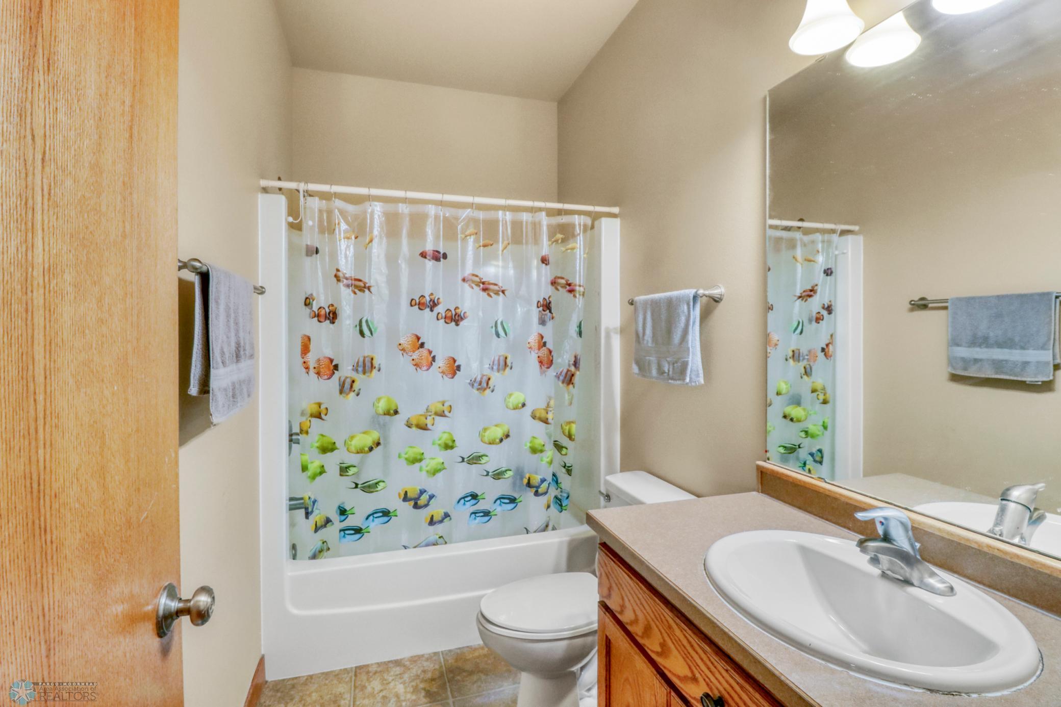 Bathroom1_1.JPG