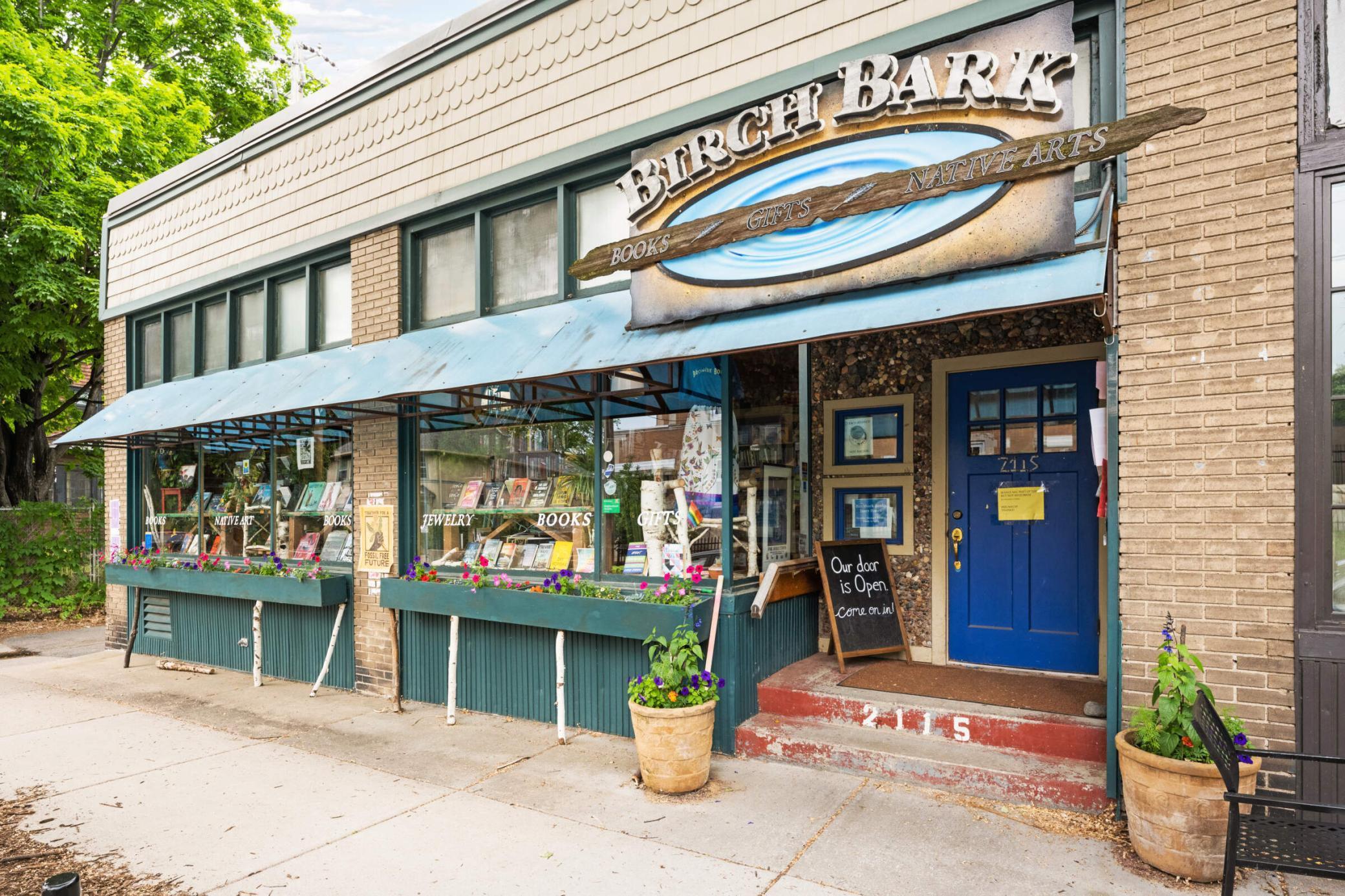 10 minute walk to Kenwood Elementary and neighboring shops and restaurant.