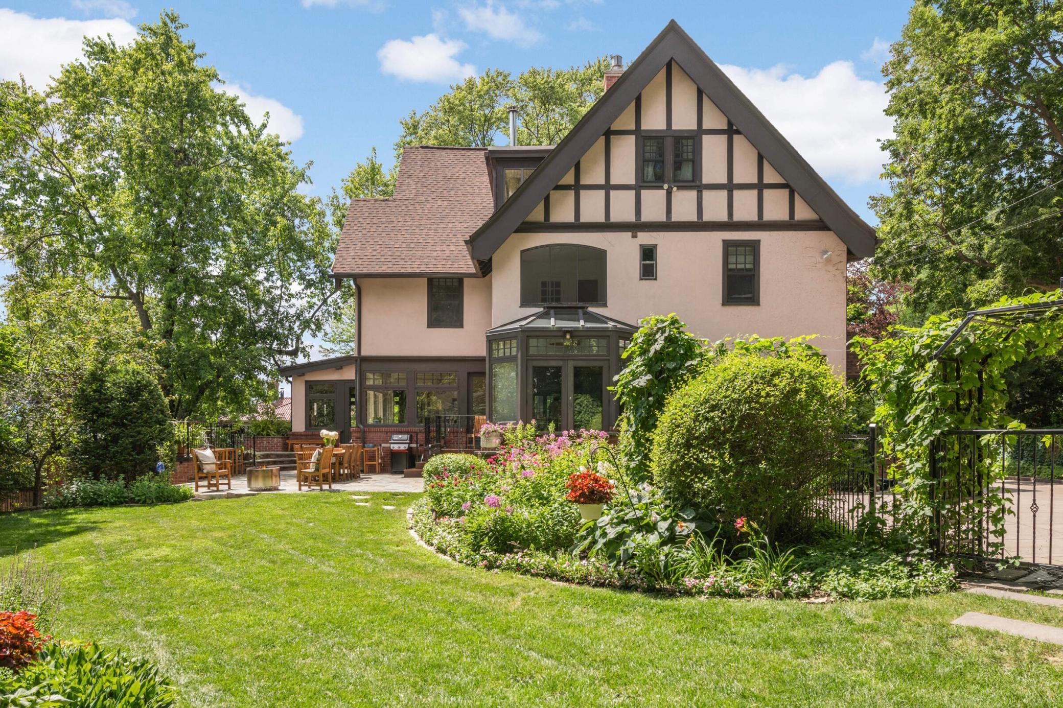 Note the large flat grassy area - ideal for bags or bocce!