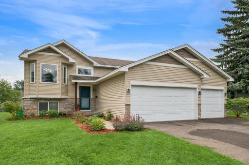 Welcome to 1038 Madison Street! This great home is located in an established neighborhood on a dead-end street. Please note the grass in this image has been digitally enhanced.