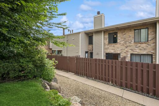 This move-in ready townhouse is conveniently located to West End and easy access to downtown.
