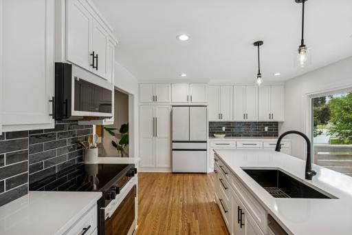 High end appliances and quartz counertops.jpg