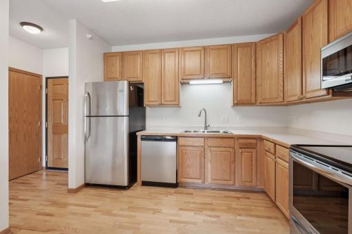 Upgraded fridge, dishawsher and touchless faucet