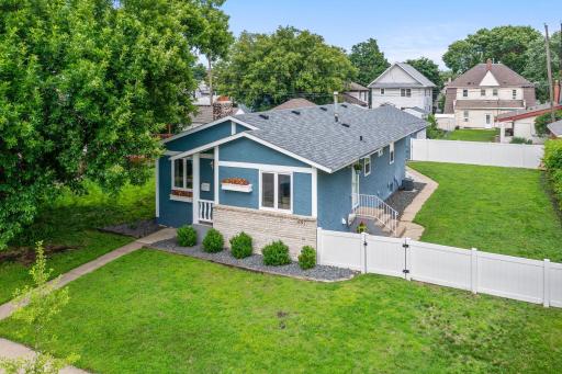 Huge, fenced in yard with a lovely maintenace free vinyl fence.