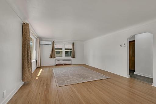Large windows bathe the space in natural light. A warm and welcoming atmosphere, perfect for relaxing or entertaining.
