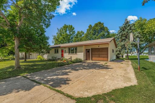 Large driveway with attitional side garage parking area