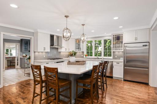 Center island that will accommodate 5 at breakfast bar