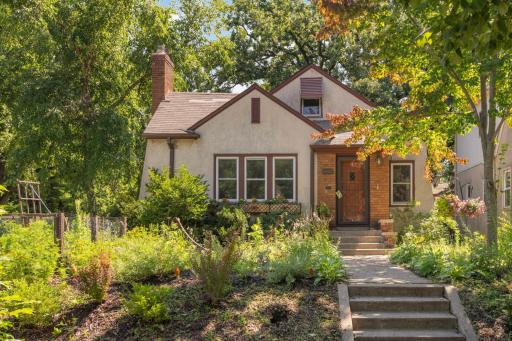Welcome to this Hiawatha charmer just steps away from the river.