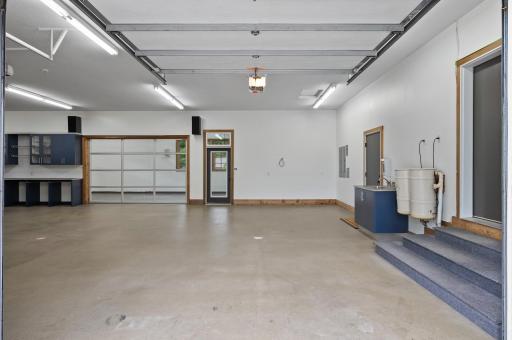 Large tandem 6-car garage â perfect for car enthusiasts, hobbies, or extra storage.
