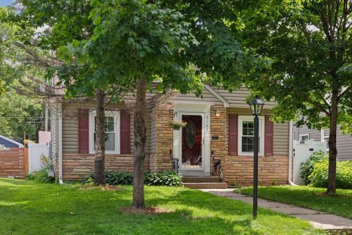 Home Sweet Home! This home is convenient location to restaurants, shopping, parks, schools and more.
