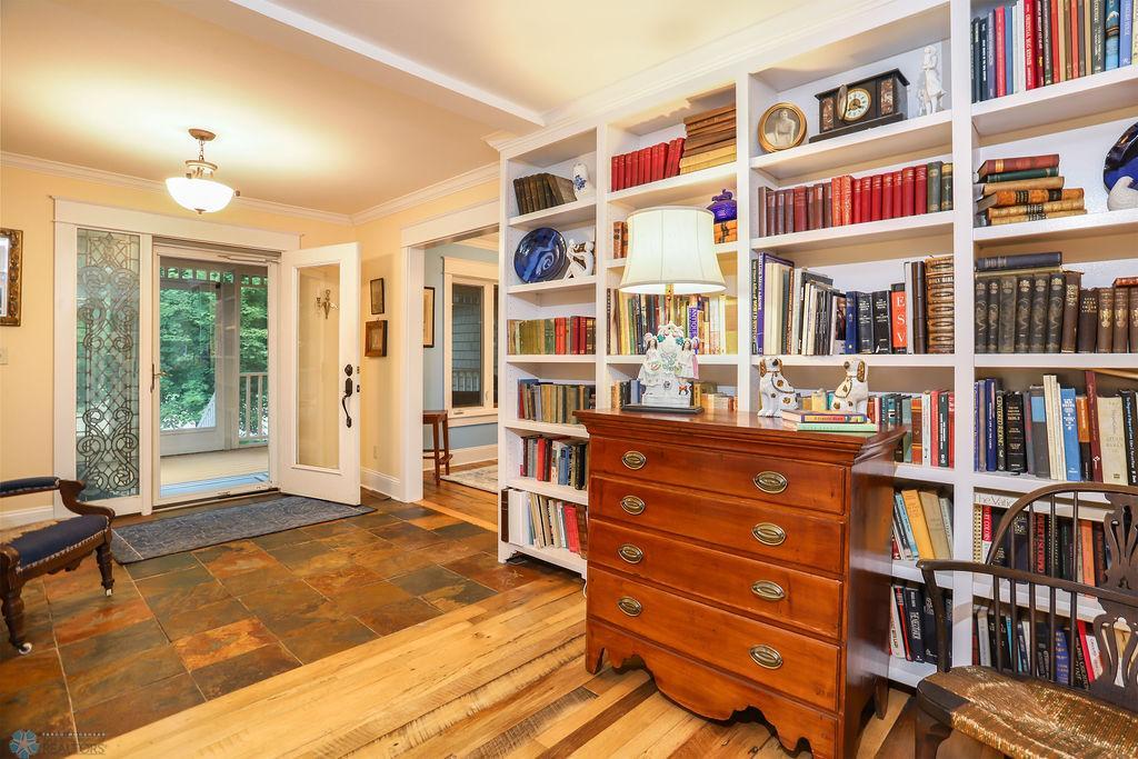 Entry to Eat in Kitchen Room