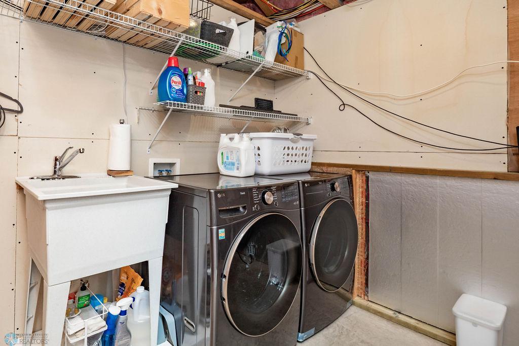 Laundry Room w/ utility sink