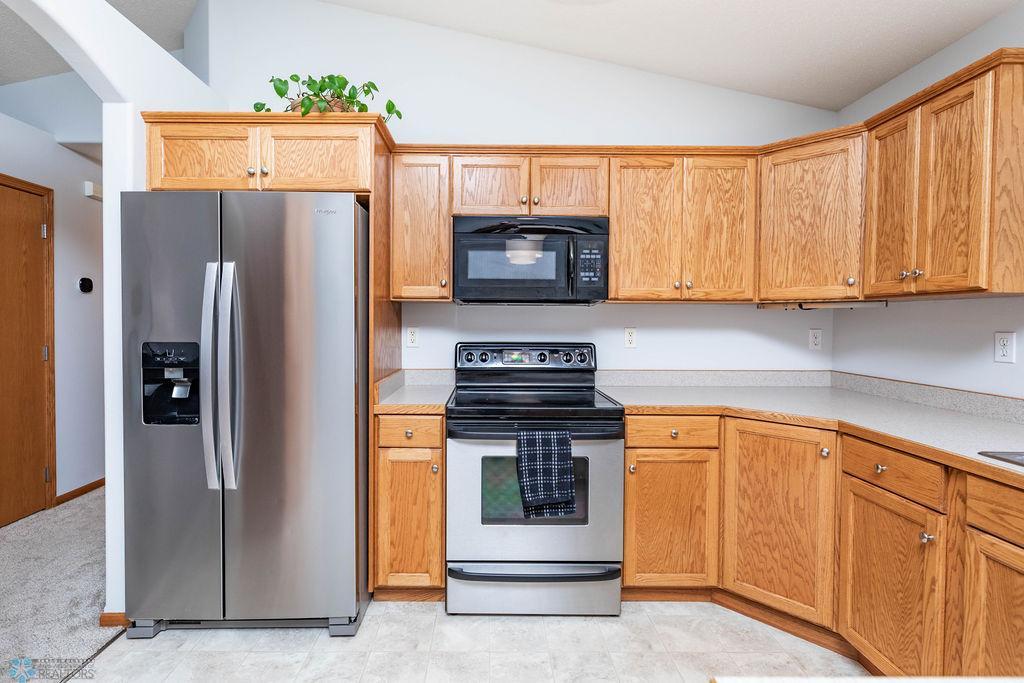Oak cabinets, Stainless appliances, Lots of storage