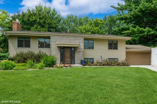 2775 Iona Circle, Saint Paul, MN 55113