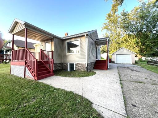 345 5th Street SW, Plainview, MN 55964