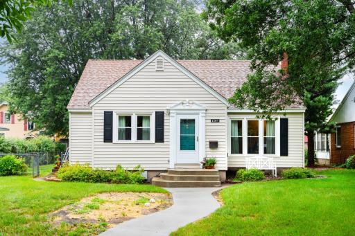 Welcome home! This Hospital-neighborhood stunner is sure to please!