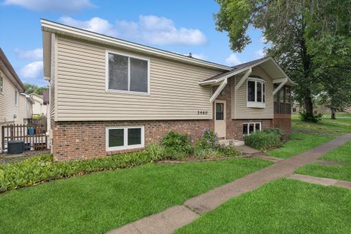 GREAT DETACHED TOWNHOME IN THE EXCLUSIVE TIBURON NEIGHBORHOOD. PRIME LOCATION NEAR SHOPPING AND PARKS. VERY CLOSE TO MEDICINE LAKE. TIBURON IS ADJACENT TO UPPER BRACKET NEIGHBORHOODS. BEAUTIFUL PLYMOUTH LOCATION.