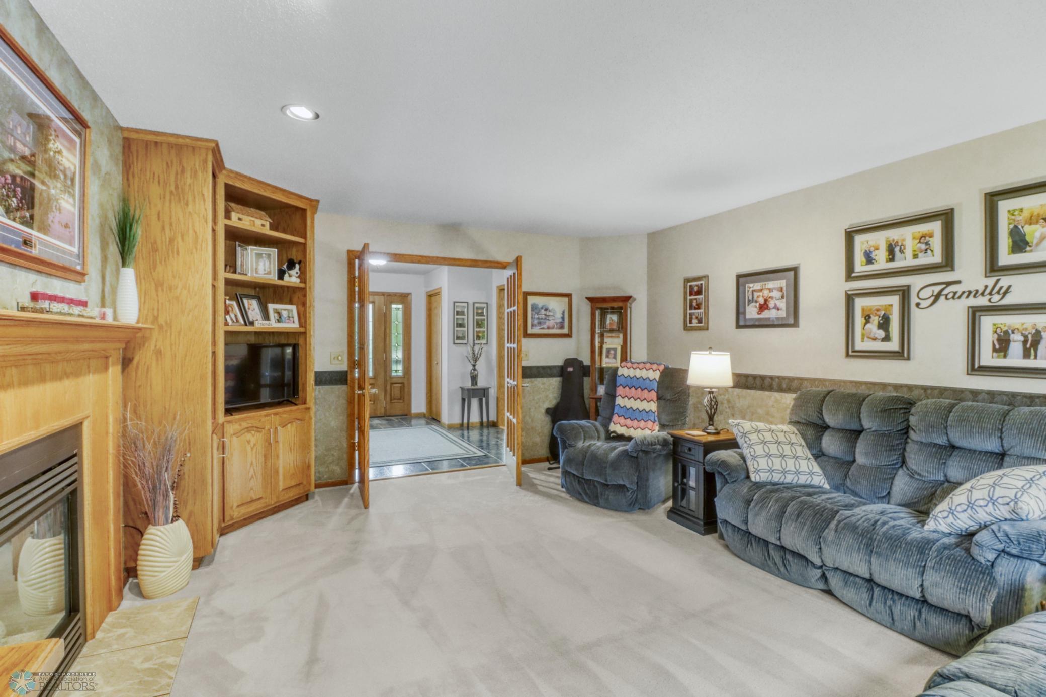 Familyroom1_3.JPG