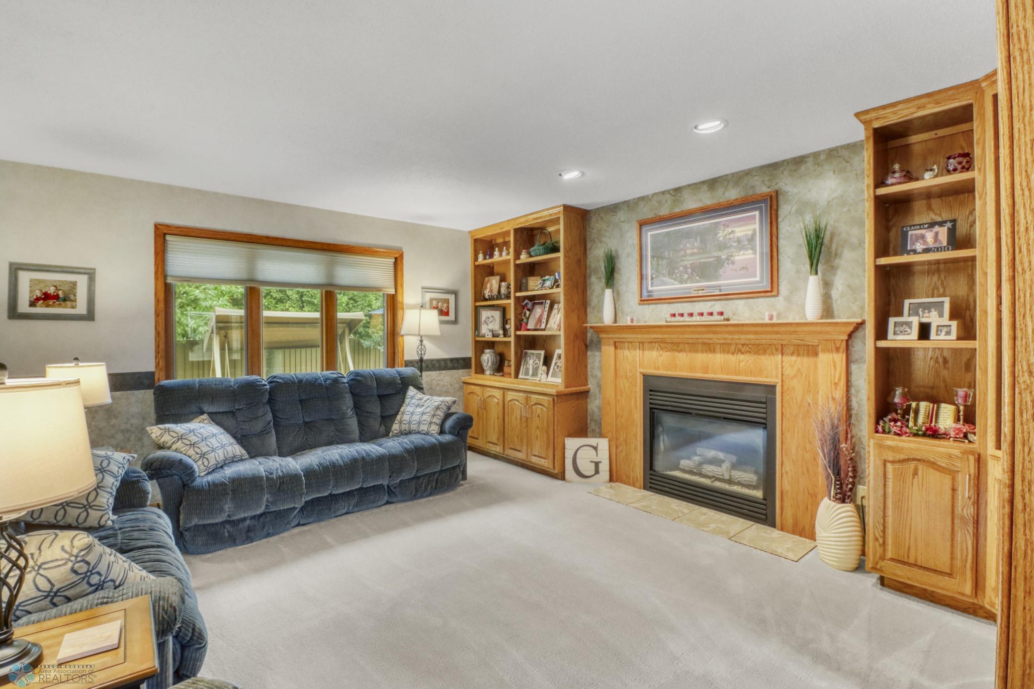 Familyroom1_2.JPG