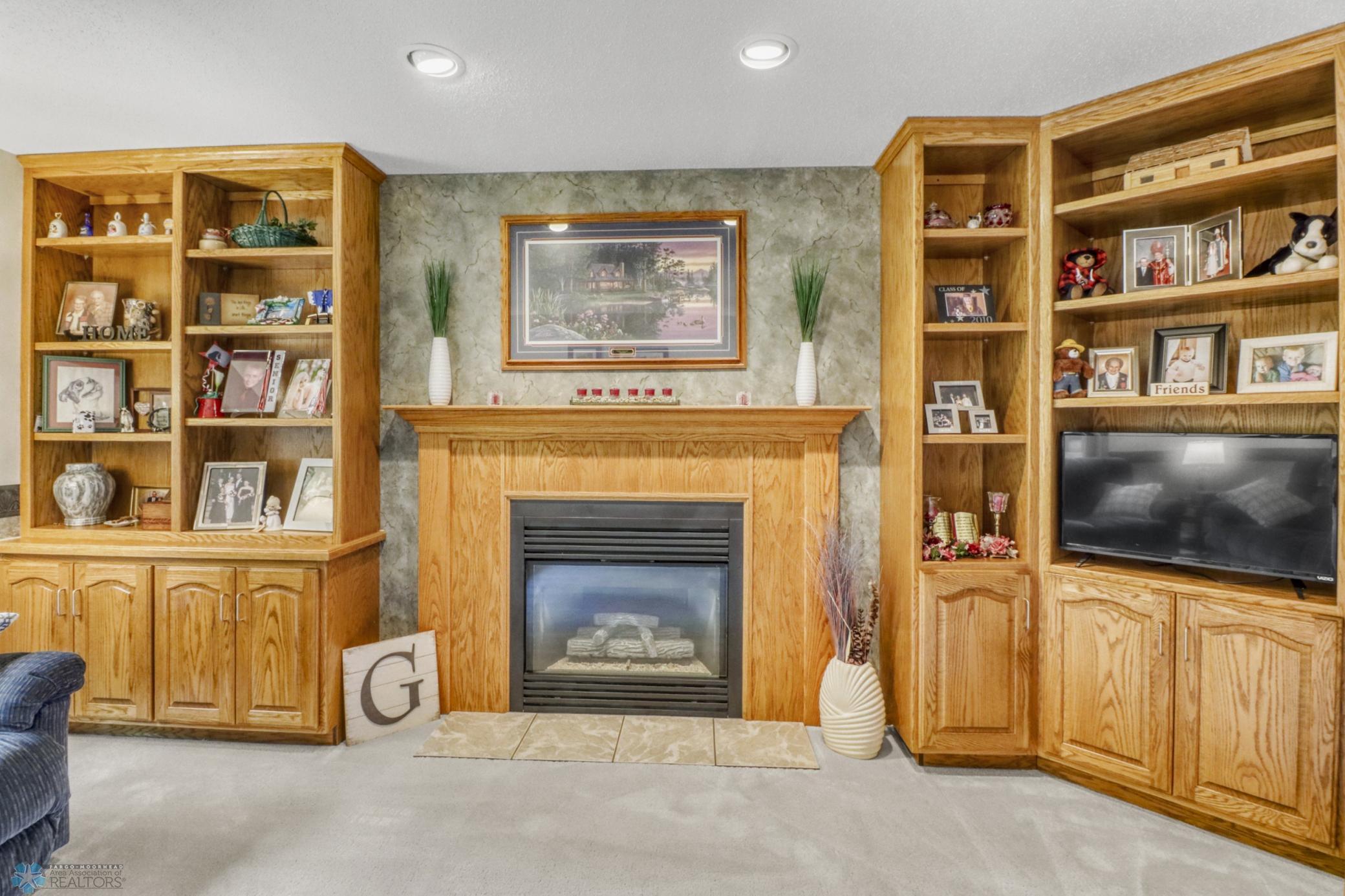 Familyroom w/ gas fireplace