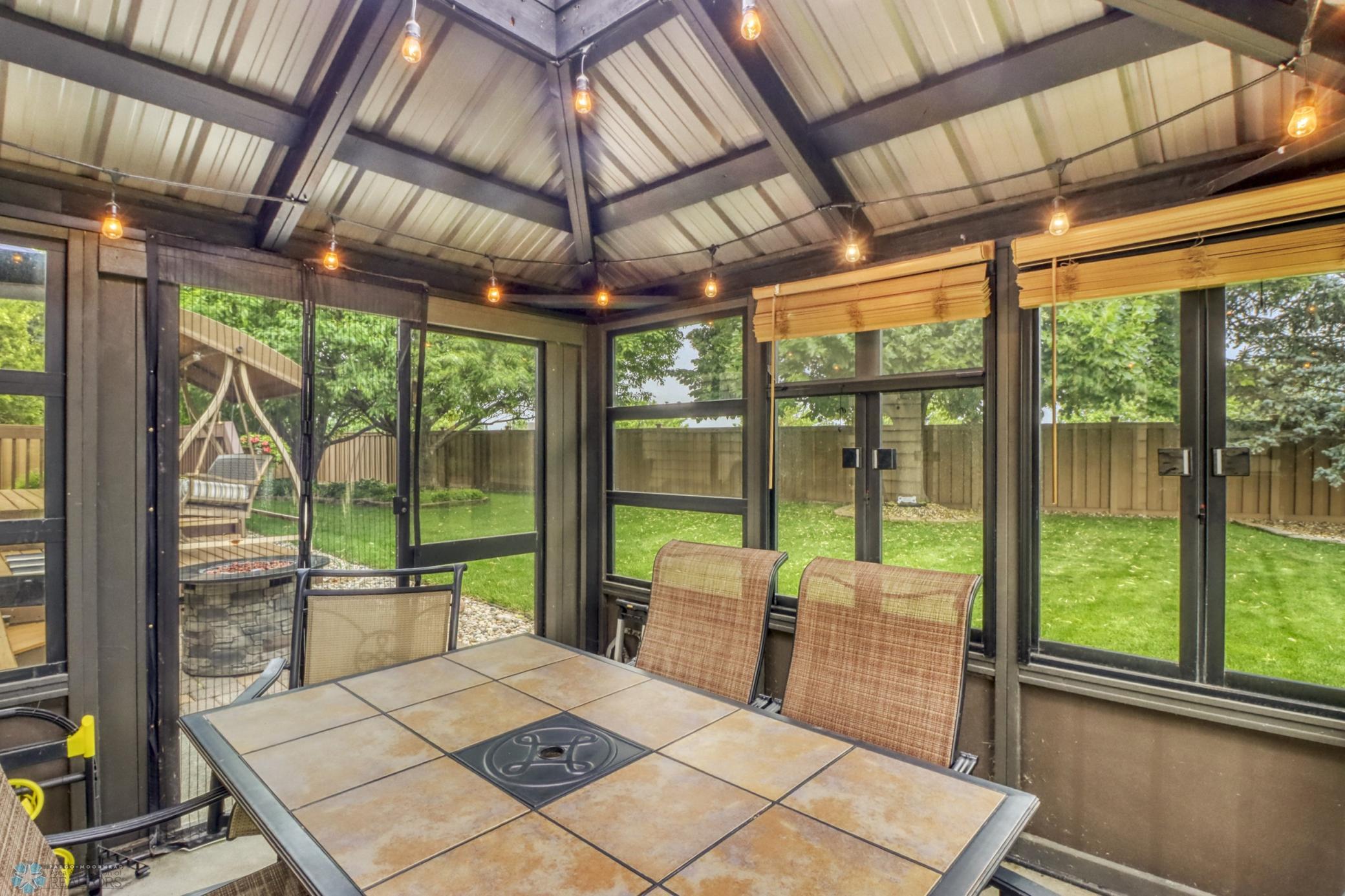 Backyard_sunroom1_2.JPG