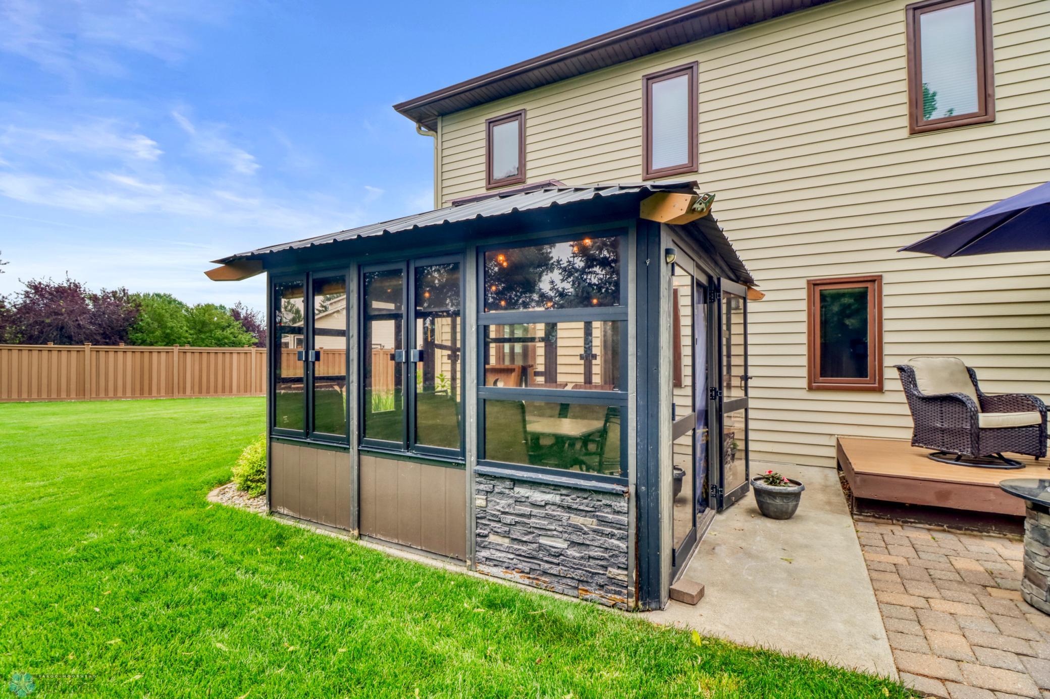 Backyard_sunroom1_1.JPG