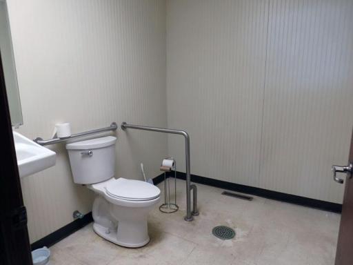 1301 3rd St half bath 2.jpg