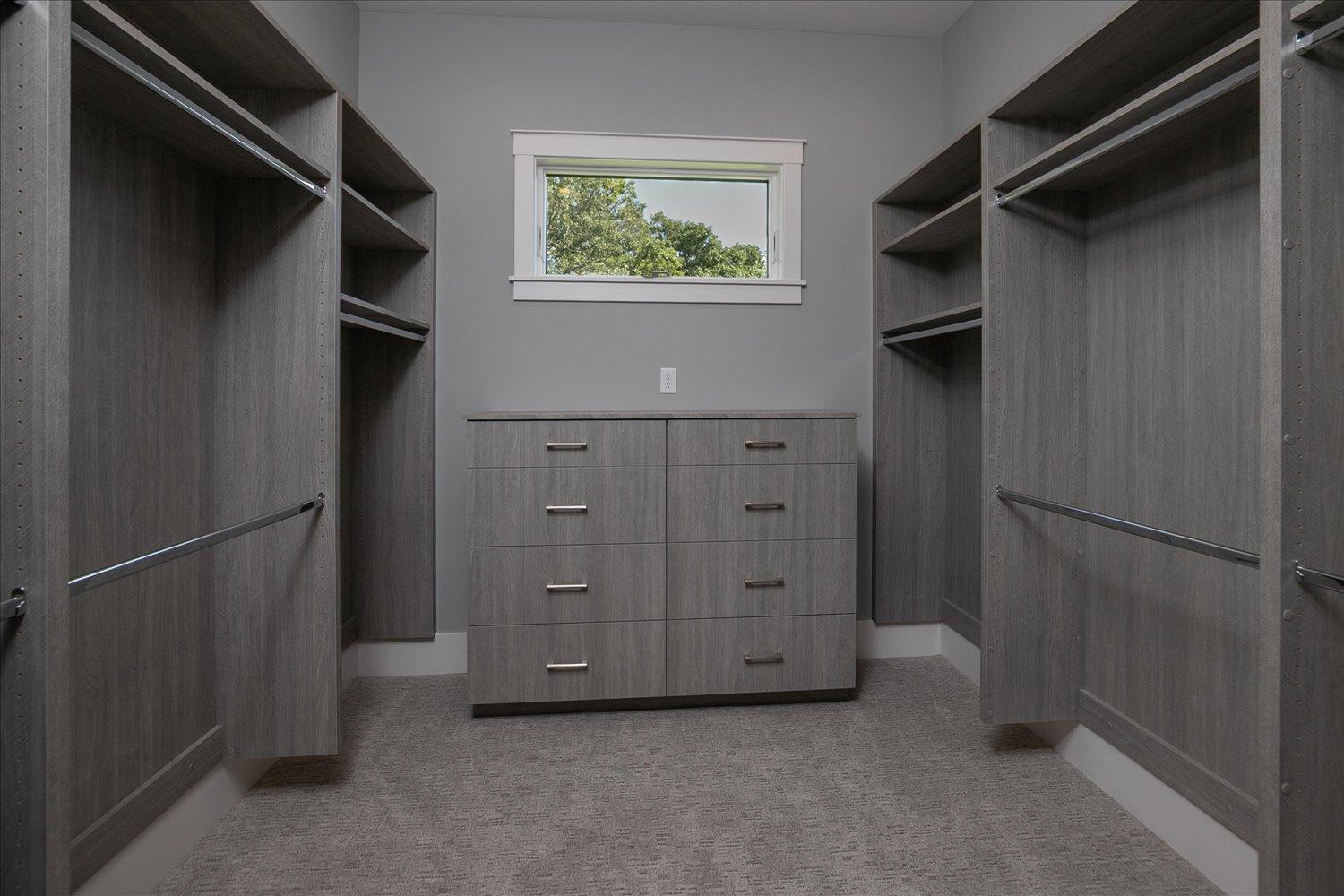 31-31-Walk in Closet.jpg