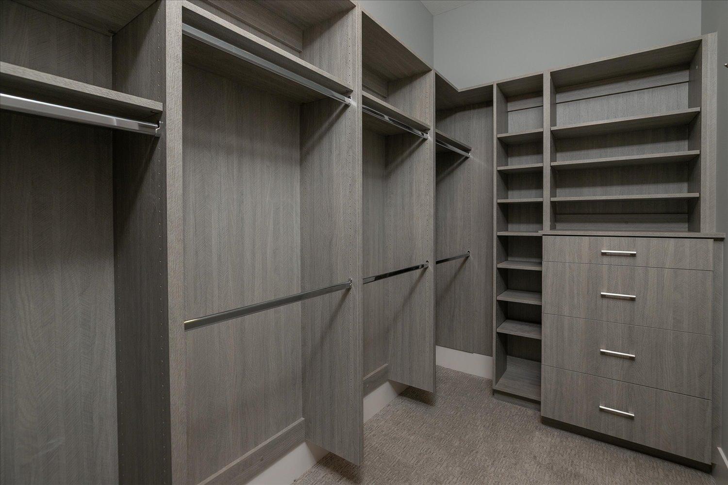 32-32-Walk in Closet.jpg
