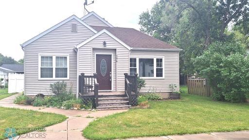 106 E 1st Avenue S, Cavalier, ND 58220