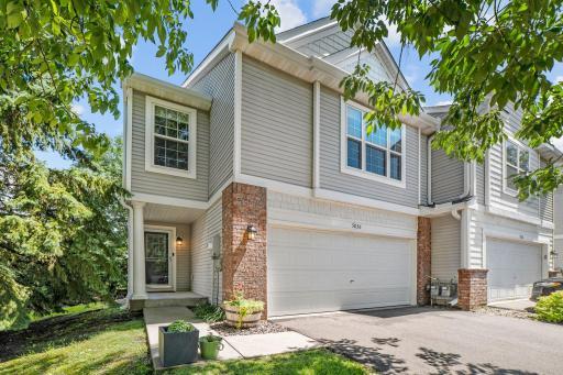 End unit townhome in the heart of Prior Lake!