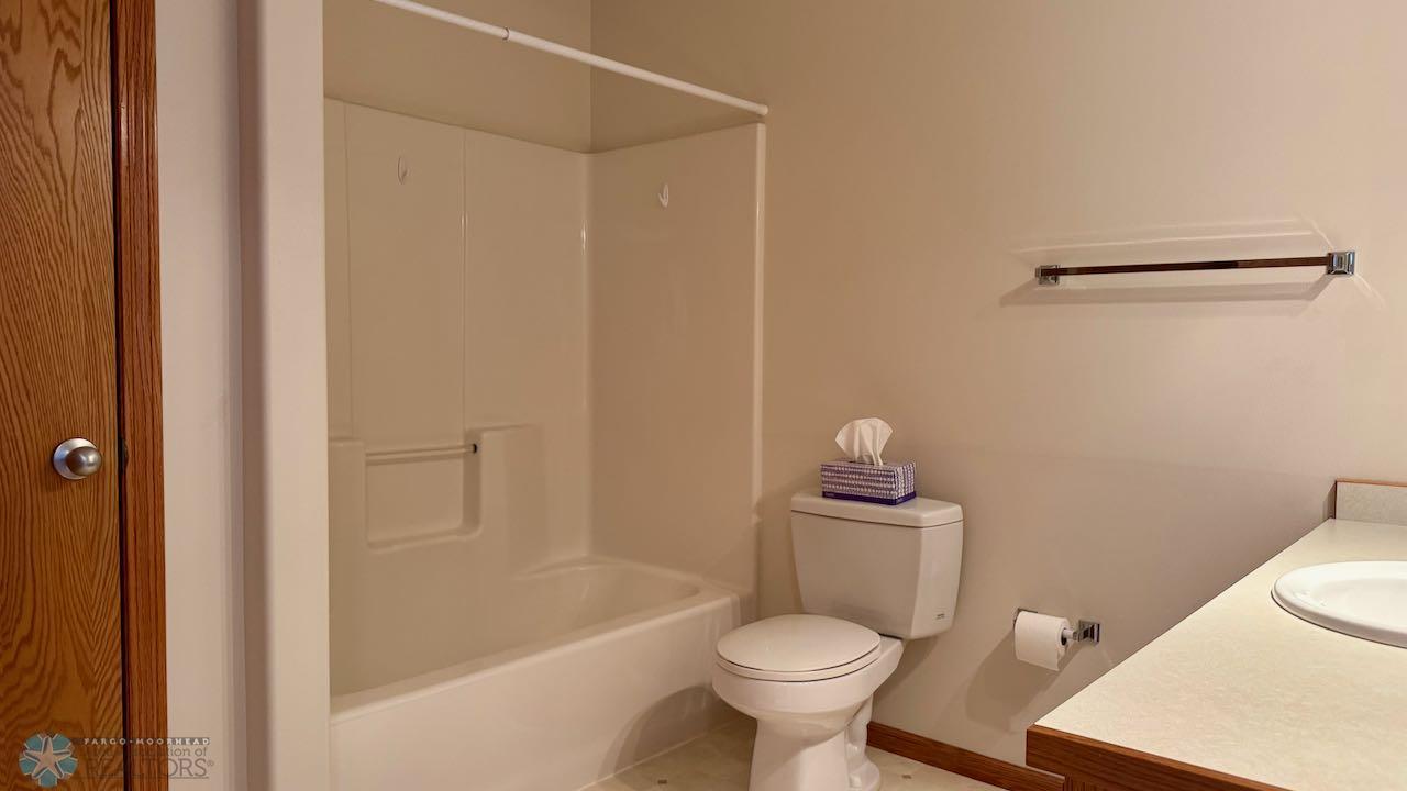 (24) Full Hollywood Bath Upper Level.jpeg