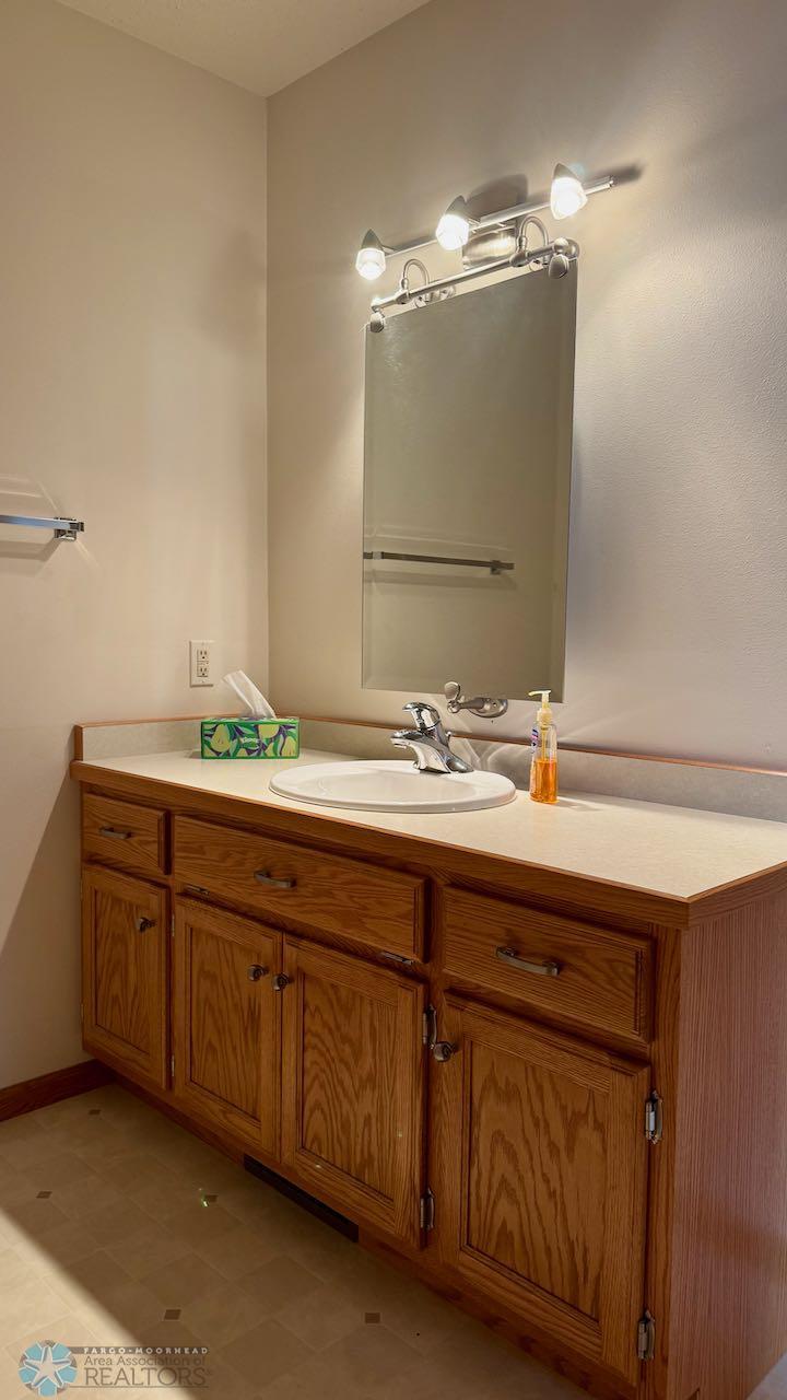 (25) Full Hollywood Bath Upper Level.jpeg