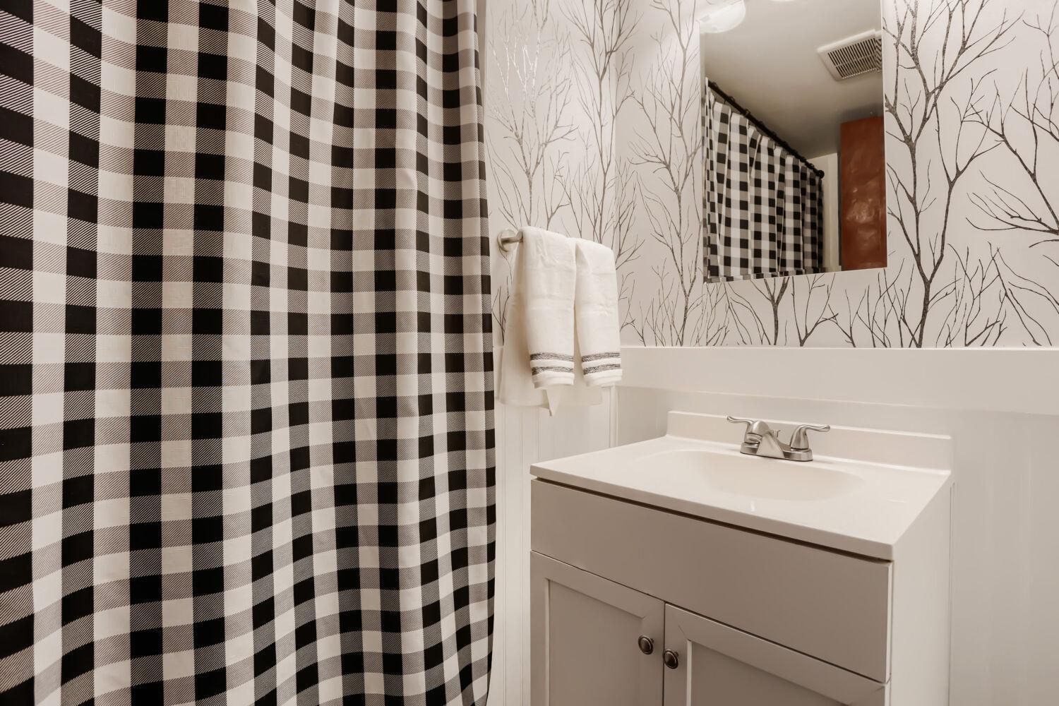 6598 Black Duck Drive S - Web Quality - 027 - 23 Bathroom.jpg