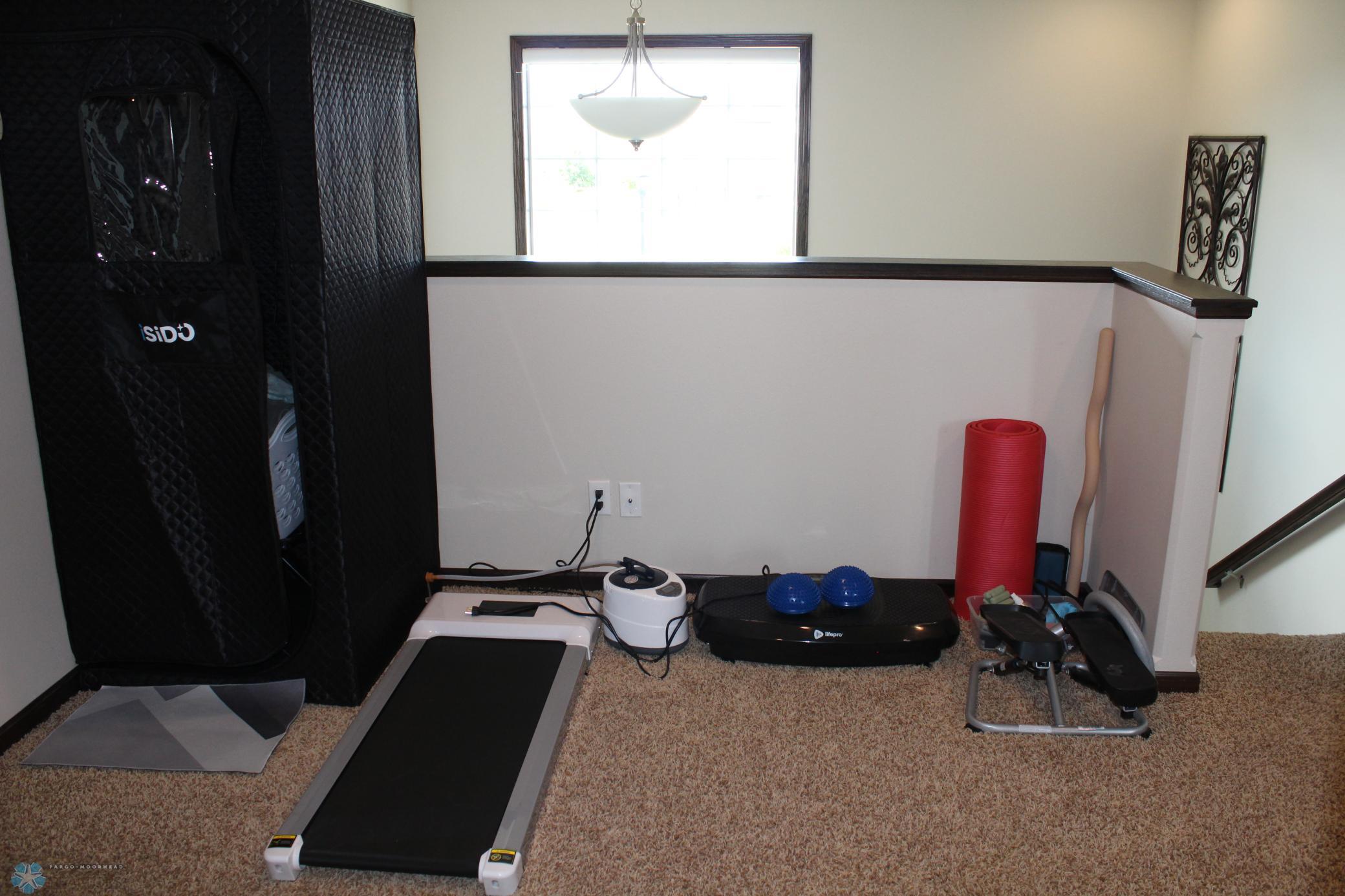 Loft-upper level, great front yard view!