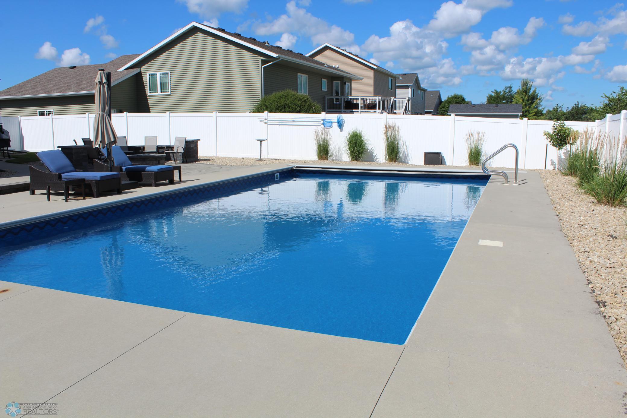 Pool 20x40, electric cover, new liner