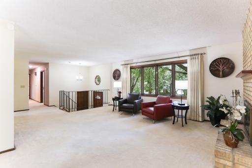570 Crestview Drive S, Saint Paul, MN 55119