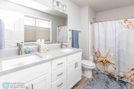 1158 Highland Lane W, West Fargo, ND 58078