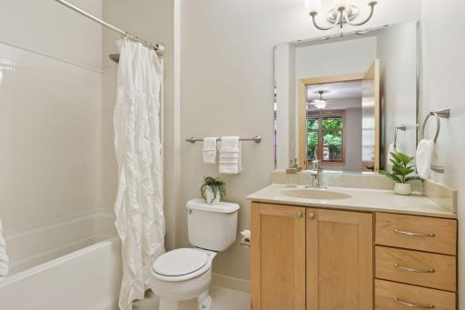 En suite private primary full bath
