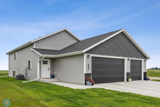 2992 74th Avenue S, Fargo, ND 58104