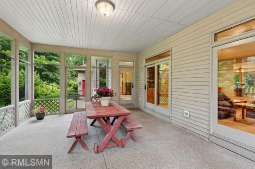 Backyard screened in porch! Pet friendly !