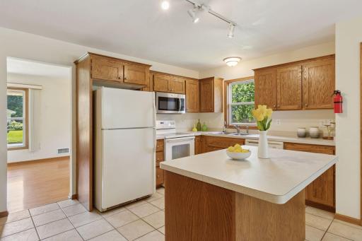 Functional kitchen layout. Not to be missed: seating at the center island.