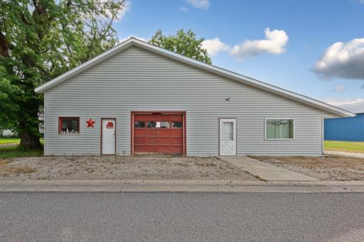 20 S Renville Street, Winthrop, MN 55396