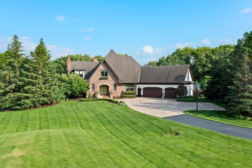 9921 Deerbrook Drive, Chanhassen, MN 55317
