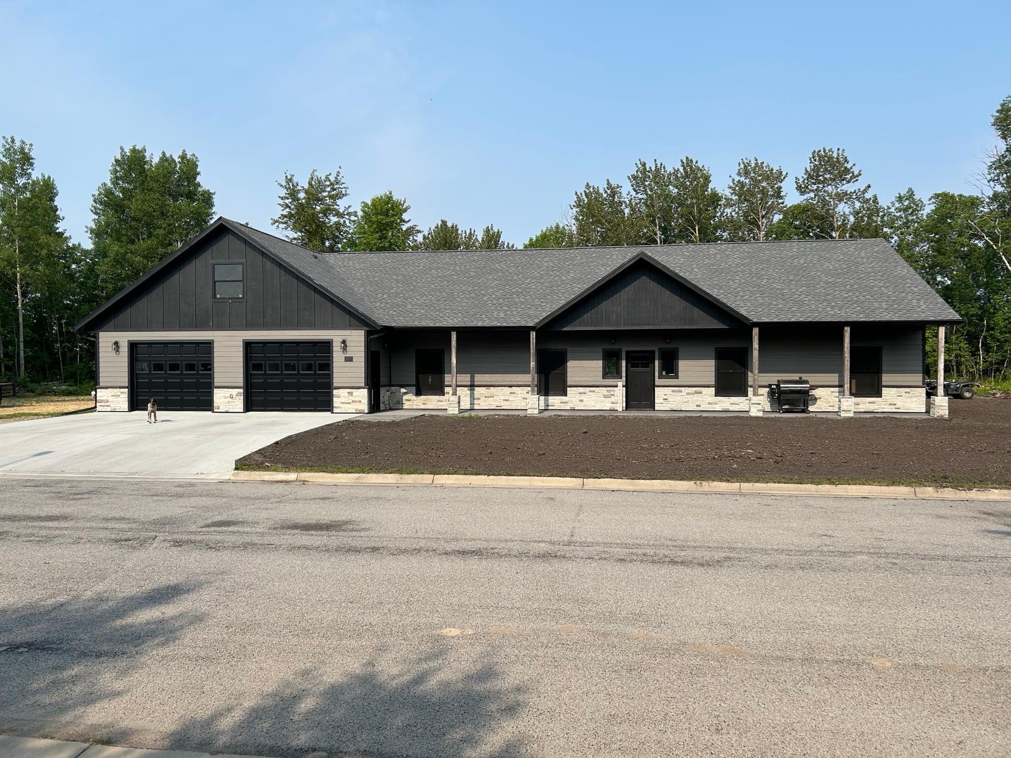205 Hawthorne Avenue NW, Warroad, MN 56763